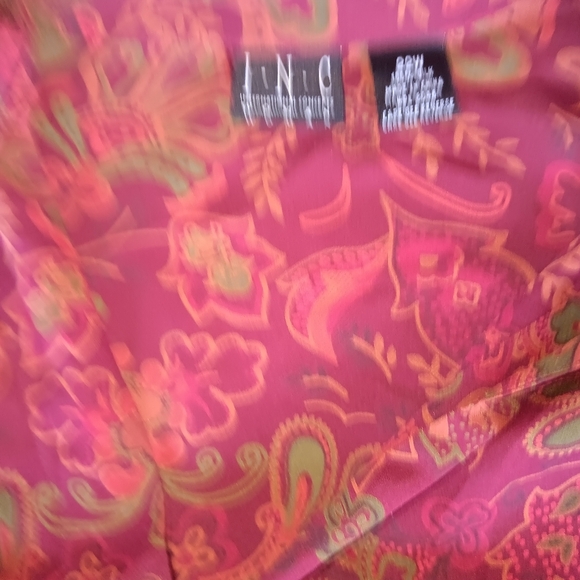 Floral Red and Green Button-Up Blouse - Picture 5 of 7